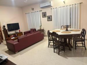 Una televisión o centro de entretenimiento en 4 BHK laxury villa calangute