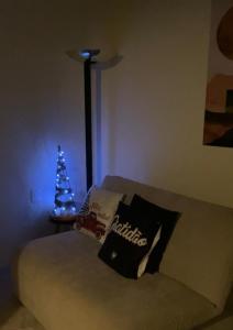 un soggiorno con un albero di Natale e un divano di Apzinho do Centro a Nova Petrópolis Altre 75 foto