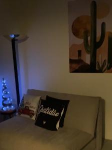 un soggiorno con divano e albero di Natale di Apzinho do Centro a Nova Petrópolis