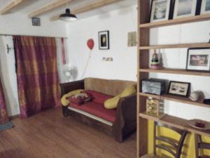 ein Wohnzimmer mit einer Couch, auf der ein Hund liegt in der Unterkunft Gîtes de Revirand in Sarras