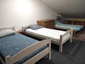 1 Schlafzimmer mit 3 Etagenbetten und einer Kommode in der Unterkunft Gîtes de Revirand in Sarras