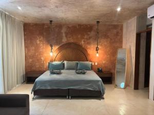 ein Schlafzimmer mit einem großen Bett in einem Zimmer in der Unterkunft Simple y Luxury in Progreso