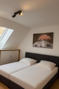 due letti uno accanto all'altro in una stanza di Ferienwohnung Gut Lehmhof a Lehmrade