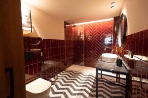 ein Badezimmer mit zwei Waschbecken und einer Glasdusche in der Unterkunft JovA Hotel Boutique in El Campello + 32 Fotos