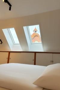 una camera da letto con 3 lucernari sul soffitto di Ferienwohnung Gut Lehmhof a Lehmrade