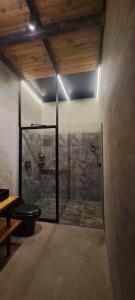 un bagno con doccia e WC al suo interno di Tampu Wasi a Vilcabamba