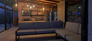 soggiorno con divano e bar di Tampu Wasi a Vilcabamba