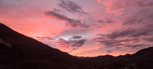 un tramonto su una catena montuosa con montagne di Tampu Wasi a Vilcabamba