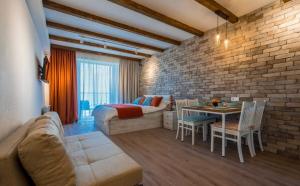 グダウリにあるNew Gudauri Atrium Apartment 202の部屋にベッドとテーブルがある寝室