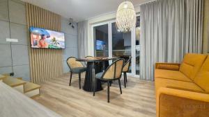 Μια τηλεόραση ή/και κέντρο ψυχαγωγίας στο Black Hill Pod Zieleńcem Apartament BOHO Nr6