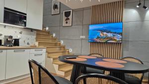 Η κουζίνα ή μικρή κουζίνα στο Black Hill Pod Zieleńcem Apartament BOHO Nr6