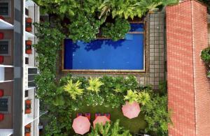 Angkor Serenity Hotel Siem Reap في سيام ريب: منظر علوي لمبنى به نباتات وحمام سباحة +29 صورة