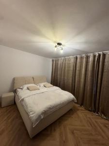 Postel nebo postele na pokoji v ubytování 1 Mai Apartament