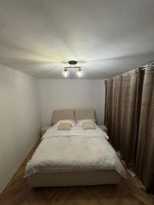 Postel nebo postele na pokoji v ubytování 1 Mai Apartament