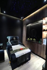 Ένα ή περισσότερα κρεβάτια σε δωμάτιο στο Foot Repose Mall of Oman - Spa & Massage Center