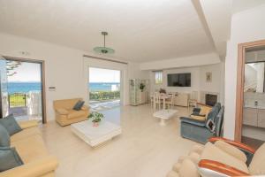 Μια τηλεόραση ή/και κέντρο ψυχαγωγίας στο Saroné Villa