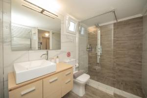 Ένα μπάνιο στο Saroné Villa +36 φωτογραφίες