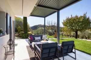 een patio met stoelen en een tafel met uitzicht bij Villa Casaliva with Private Pool in Albisano