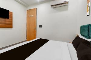 Телевизор и/или развлекательный центр в Hotel O Riwaz Inn +21 фотография