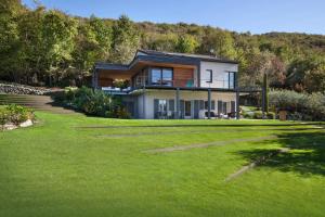 een huis met een groot gazon ervoor bij Villa Casaliva with Private Pool in Albisano