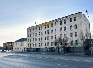 Bekarys Hotel في أستانا: مبنى مع علامة على جانبه