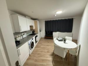 Kuchyň nebo kuchyňský kout v ubytování 2 bedrooms flat