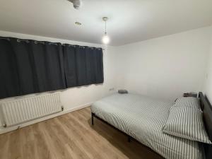 Postel nebo postele na pokoji v ubytování 2 bedrooms flat