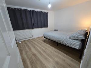 En eller flere senge i et værelse på 2 bedrooms flat + 2 billeder
