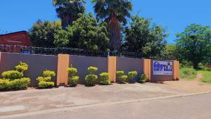 Mogwasekiddy的围栏上挂着一块牌子，上面写着“快乐与病态市场”。