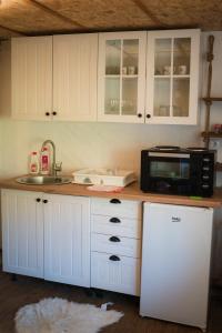 Vikend kuce i odmaraliste JuliE etno - Sarajevo Jahorina في Tvrdimići: مطبخ مع حوض وميكروويف +39 صورة