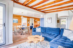 NetartsにあるThe Bears Denの青いソファとテーブルのあるリビングルーム