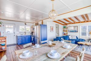 NetartsにあるThe Bears Denのキッチン、リビングルーム(テーブル、青いソファ付)