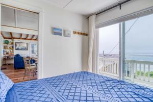 NetartsにあるThe Bears Denのベッドがあり海が見える寝室