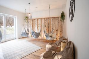 Schönau an der Brend克鲁姆巴赫托尔酒店的客厅墙上挂着吊床