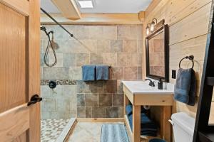 ein Badezimmer mit Dusche und Waschbecken in der Unterkunft Ski In Ski Out Hunter Mtn Seasonal Pool Access w Panoramic Views Hike Swim Fish Unwind in Lanesville