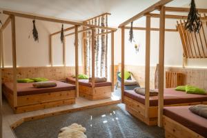 Schönau an der Brend克鲁姆巴赫托尔酒店的有四张双层床的房间