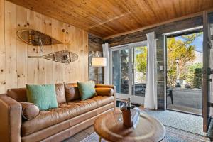 ein Wohnzimmer mit Sofa und Tisch in der Unterkunft Ski In Ski Out Hunter Mtn Seasonal Pool Access w Panoramic Views Hike Swim Fish Unwind in Lanesville