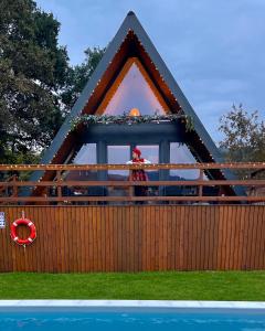 Bazén v ubytování Chalés Luna in rio A-Frame Houses piscina privada vista rio e montanhas no PNPG nebo v jeho okolí