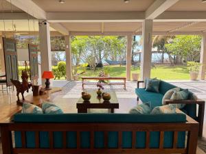 迪克韦勒Soul Wellness and Ayurveda Resort-All Meals and Treatments Included的客厅里有一张蓝色的沙发和一张桌子