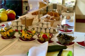 ein Buffet mit Schalen mit Obst und Gemüse auf der Theke in der Unterkunft Hotel Bouzid - Laatzen in Hannover