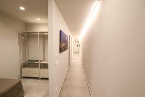 a hallway with a mirror on the wall at Casetta Miranda in Naples
