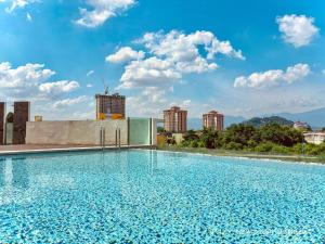 a large swimming pool on top of a building at Ipoh D Festivo Suites 6-10pax 10mins to Sunway Tambun by IWH in Ipoh