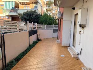 滨海弗兰卡维拉La DA MA Shila Winter Escape的建筑物内有围栏的砖砌走道