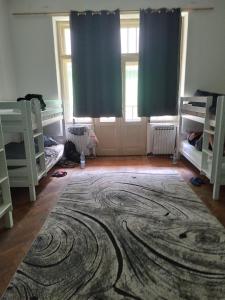 een kamer met 2 stapelbedden en een tapijt bij Hostel Latin Bridge in Sarajevo