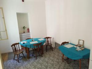 een eetkamer met een blauwe tafel en stoelen bij Hostel Latin Bridge in Sarajevo