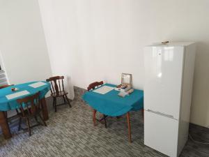 een kamer met 2 tafels en een koelkast bij Hostel Latin Bridge in Sarajevo