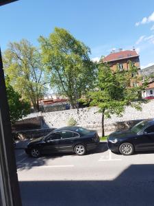 een groep auto's geparkeerd op een parkeerplaats bij Hostel Latin Bridge in Sarajevo