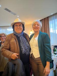 Dos personas mayores posan para una foto en B&B La Terrazza Polifrone, en Cotronei