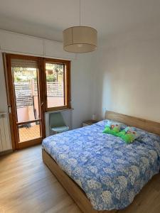 滨海弗兰卡维拉La DA MA Shila Winter Escape的一间卧室，里面有一张床，铺着蓝色被子。