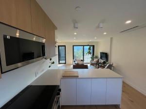 een keuken met een groot wit eiland in een kamer bij 2BR, Views, Spacious, Luxury, New Home in Whistler